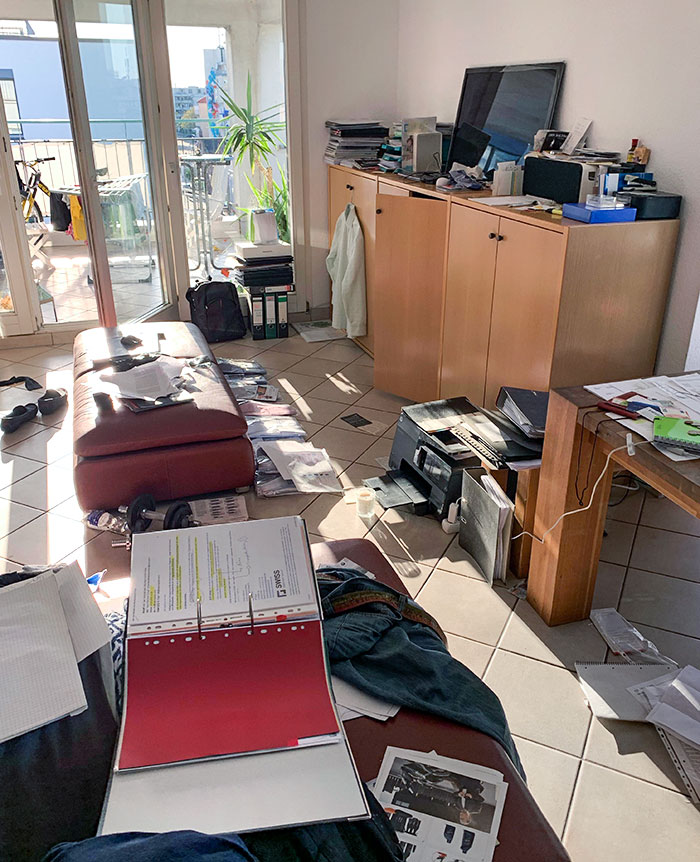 It Was Supposed To Be A Cozy Flat For A Couple And Now I Have To Stay Here For 3 Weeks Because No Other Option Is Available. All This Stuff Belongs To The Owner