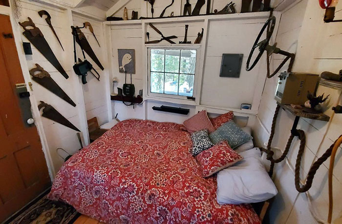 This Bedroom On Airbnb In A Place Called “Stabbin Cabin”. Sounds About Right