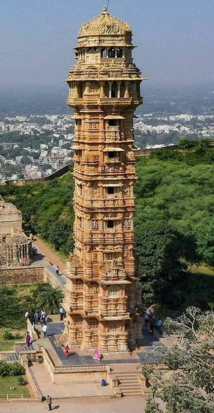 Hace 600 años, no había excavadoras, pero aun así, esta obra maestra de 9 pisos es una maravilla del mundo, una prueba de la valentía y grandeza de la historia de la India.