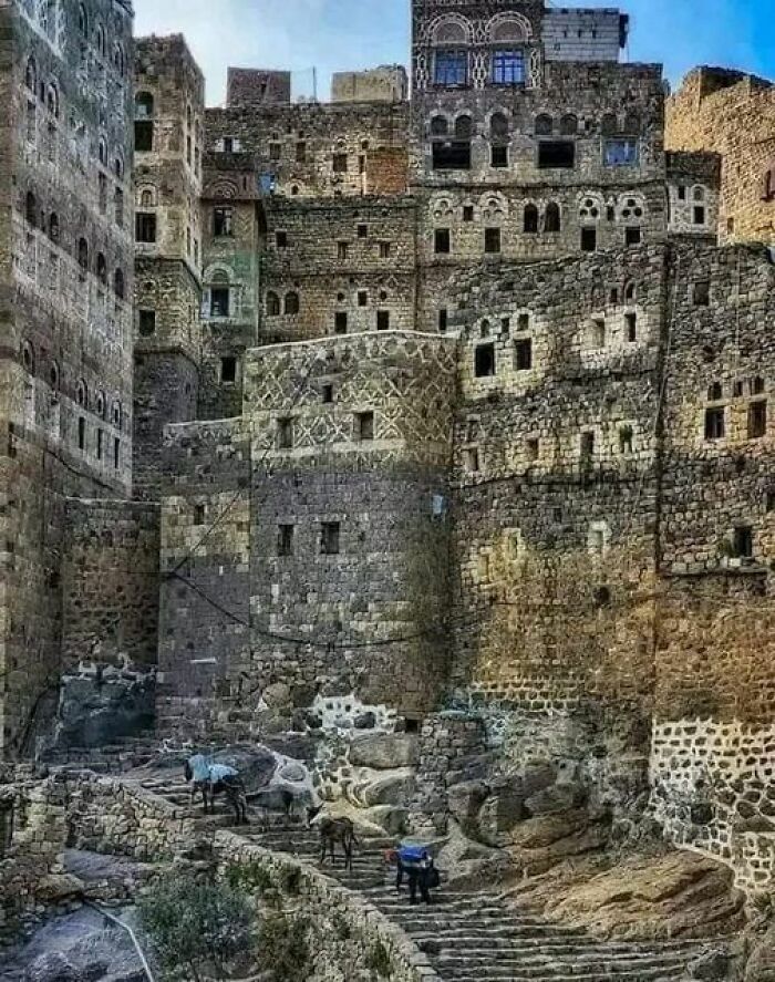 Al Hajjarah es un impresionante pueblo de montaña situado en las montañas de Haraz (Yemen), conocido por su impresionante arquitectura de piedra y su espectacular ubicación en lo alto de un acantilado.