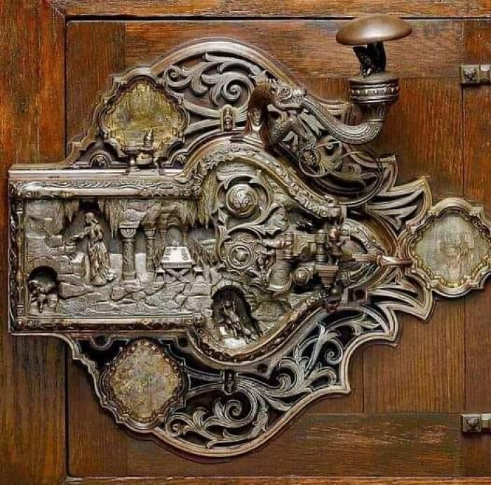 Esta es una cerradura de puerta de Frank Koralewski (1872-1941). Esta cerradura se hizo en 1911, está cubierta de oro, plata y bronce.