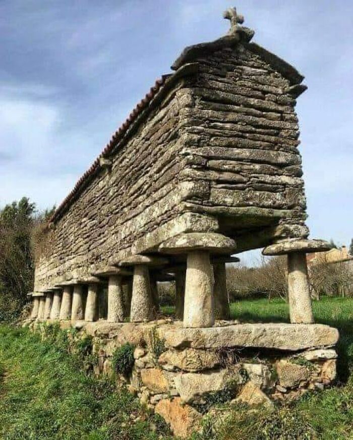 Un hórreo es un granero o almacén tradicional muy común en el noroeste de España, especialmente en Galicia, Asturias y Cantabria.