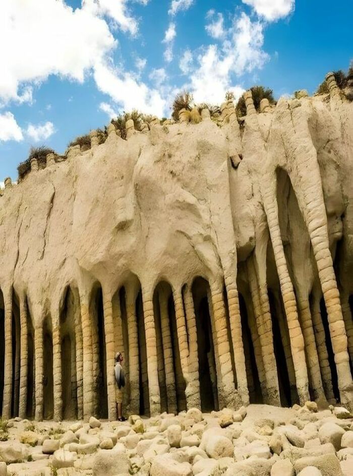 Las columnas de piedra del lago Crowley en California. Creadas por la actividad volcánica de hace eones