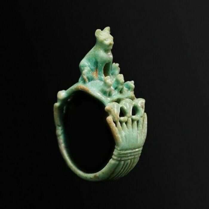 Un antiguo anillo egipcio de loza que representa a una gata con sus gatitos habría sido un artefacto encantador y significativo en el contexto de la antigua cultura egipcia.