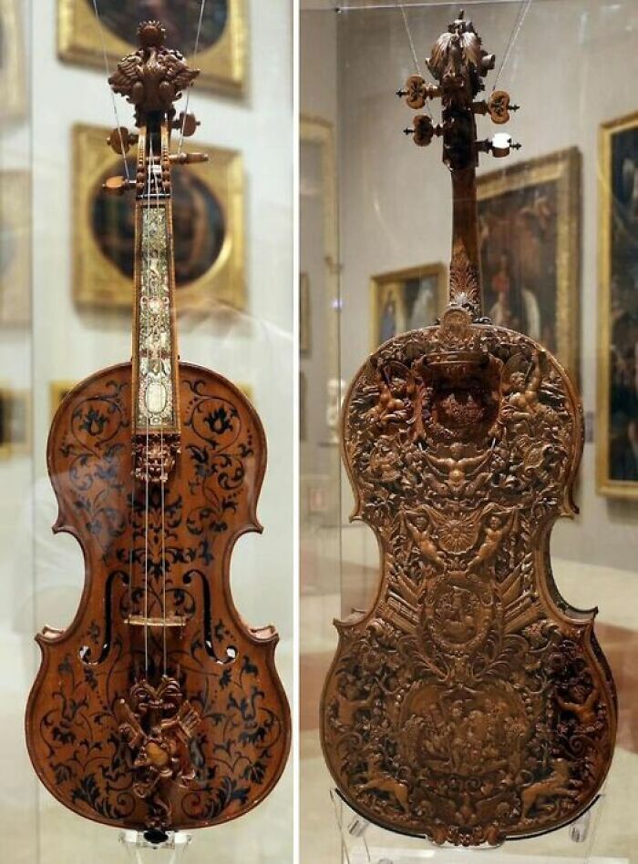 Violín intrincadamente tallado de Domenico Galli, 1687