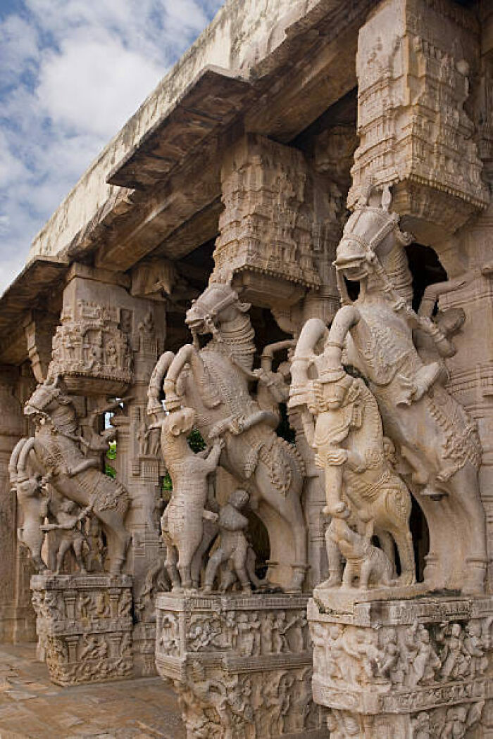 Escultura en el exterior de la sala de los 1.000 pilares de Sri Ranganathaswamy, un templo hindú medieval situado en Srirangam, Tiruchirapalli, en la región de Tamil Nadu, en el sur de la India.