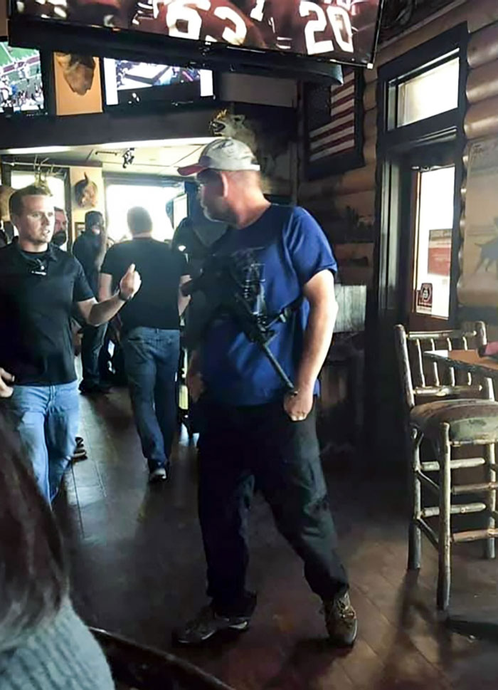 These People In Oklahoma Show Up To Twin Peaks With An Assault Rifles