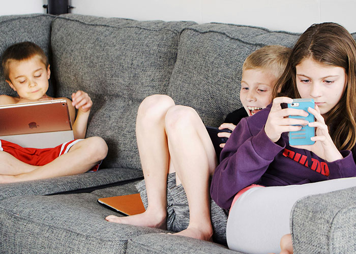 30 Teachers Share What Screams "I Have Unlimited Screen Time" In Students