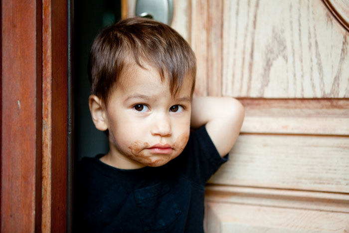 "I Saw The Cop Arrive": Service Guy Wants To Play It Safe After 4YO Kid Answers The Door