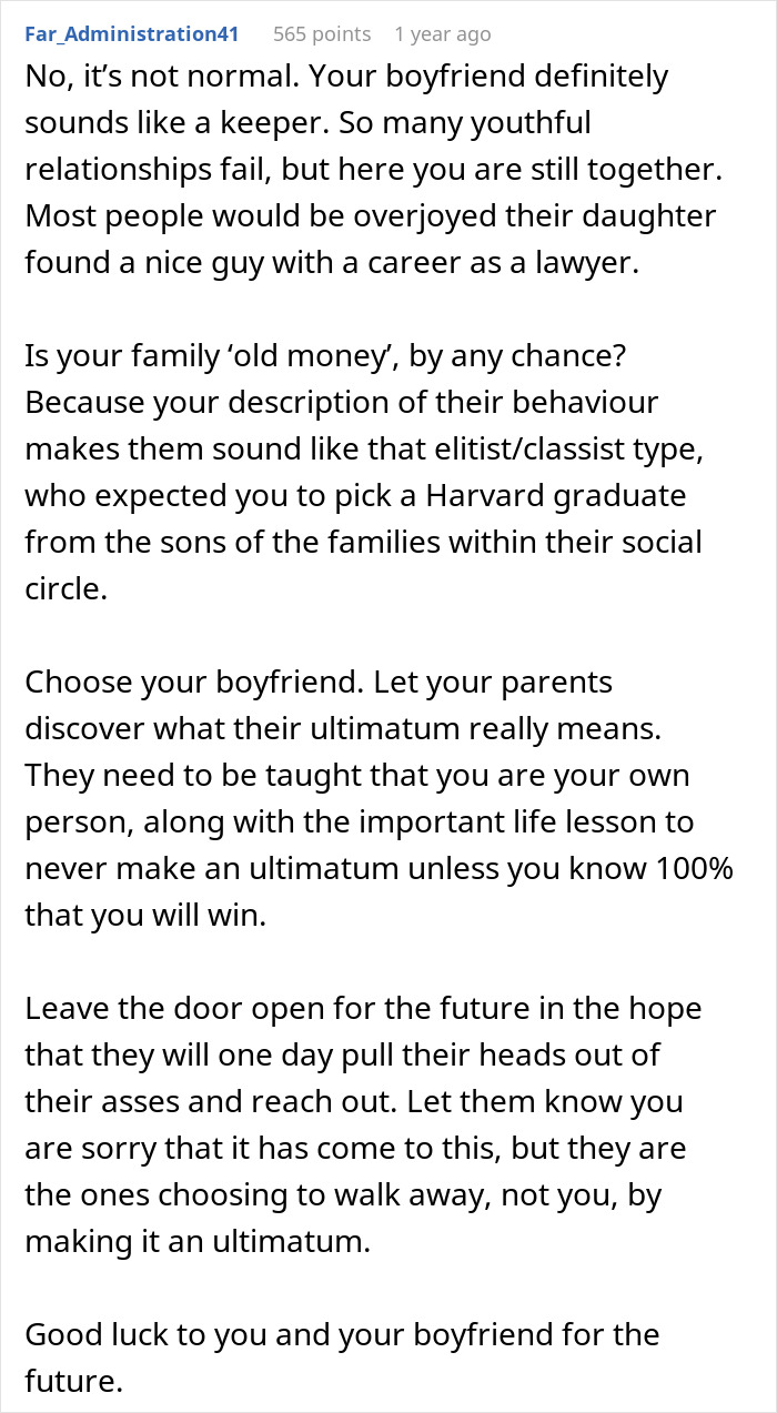 Text screenshot of a Reddit post discussing a daughter's choice between her parents and her boyfriend.