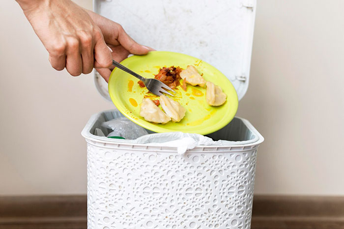 Woman Bakes Her Own B-Day Cake For Party, Friend's New BF Slams His Slice In The Trash