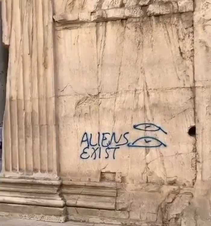 Unos turistas de pacotilla pintaron sobre el Panteón de Roma