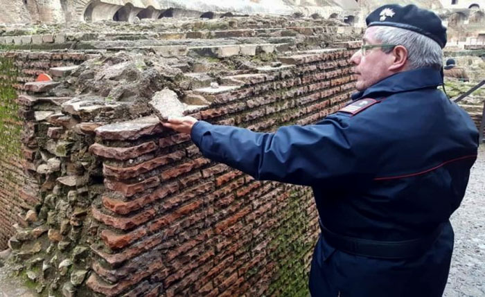 Cada año muchos turistas rompen y roban trozos del Coliseo de Roma