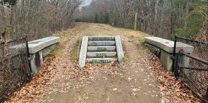 Nadie quiere usar estas escaleras al final de un puente