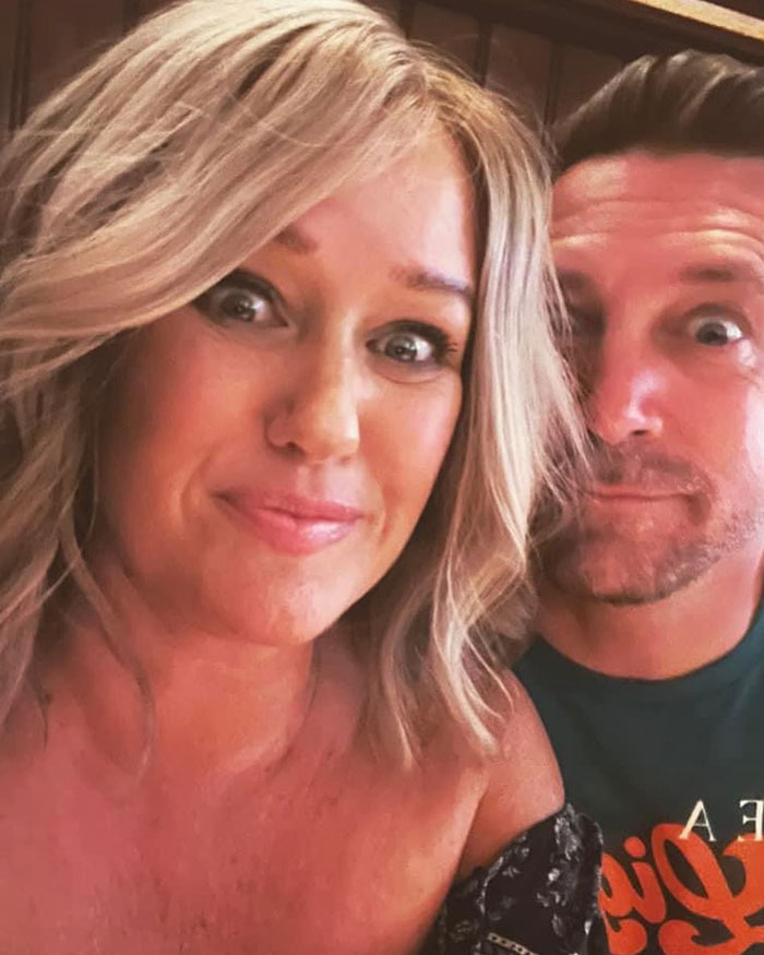 Tucson Mom Leaves Marriage At 44, Now Fights “Tradwife” Trend On TikTok