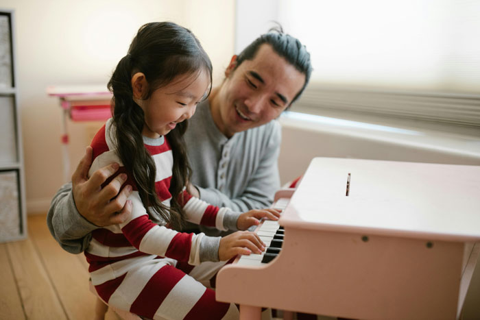 “A Dog Could Have Played That Better”: Grandparents Mock 10YO For Piano Skills, Dad Throws Them Out