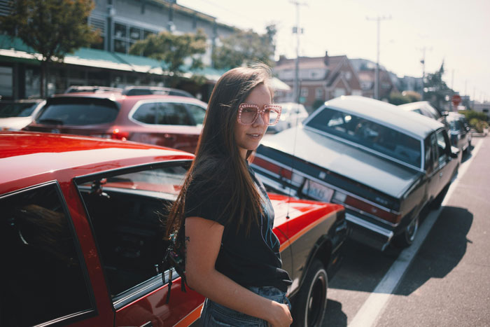 Rude Mom Blocks Driveway, Calls Homeowner “Pathetic” For Wanting To Park Her Own Car