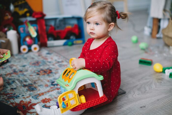 Granny Says 3YO Granddaughter Doesn’t Know What She Wants, Insists On Kissing Her As She Says No 