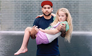 This Photographer Asked Complete Strangers To Pose Together While Touching (36 New Pics)