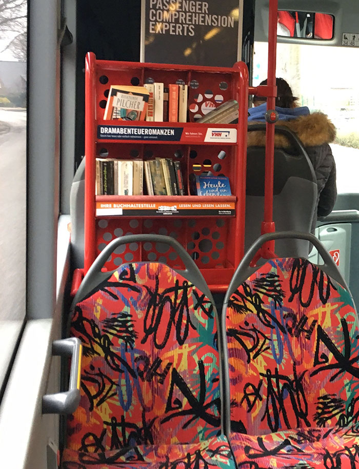 Los autobuses alemanes tienen estanterías para libros