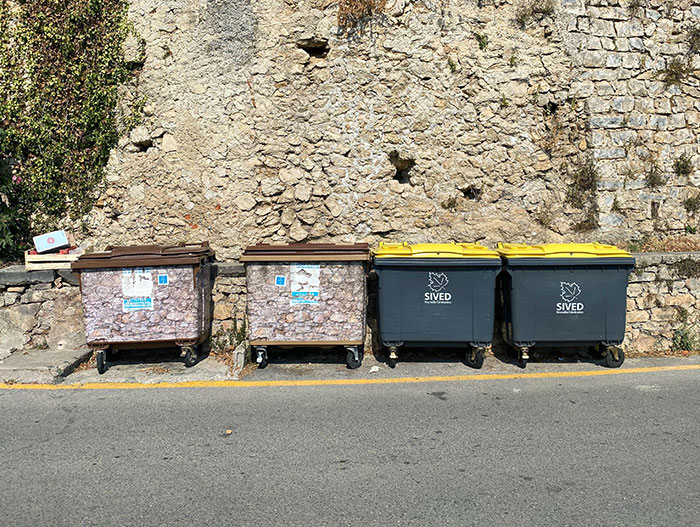 En el pueblo francés en el que me alojo, han camuflado los cubos de basura para que tengan menos impacto visual en el pueblo.