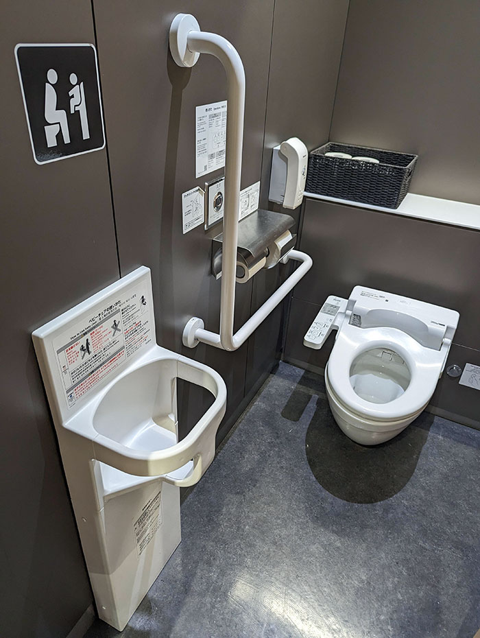 El baño de hombres del aeropuerto de Sapporo tiene un lugar donde dejar a tu bebé mientras haces tus necesidades.