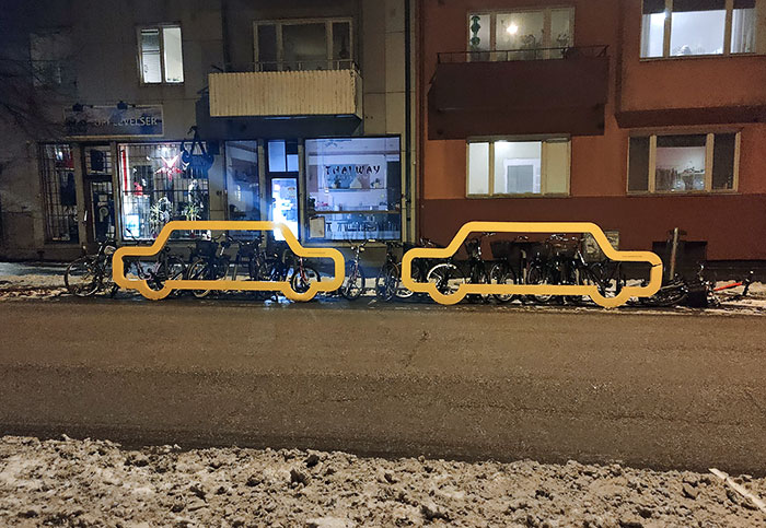 Estos «coches» muestran el número de bicicletas que caben en dos plazas de aparcamiento, al tiempo que las protegen del tráfico.