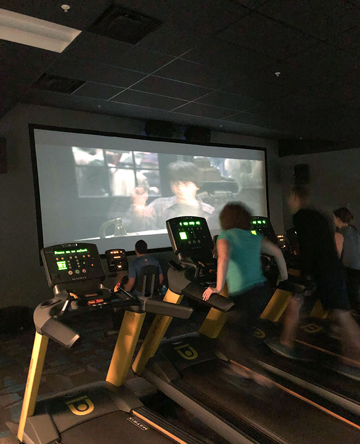 Mi nuevo gimnasio tiene una sala de cine con aparatos de cardio para que puedas ver una película mientras haces ejercicio