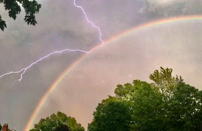 Arco iris desviando un rayo