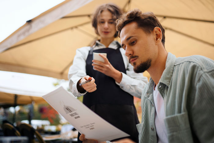 Server Complains After Getting 10% Tip Despite Not Doing Proper Job, Sparks Discussion Online