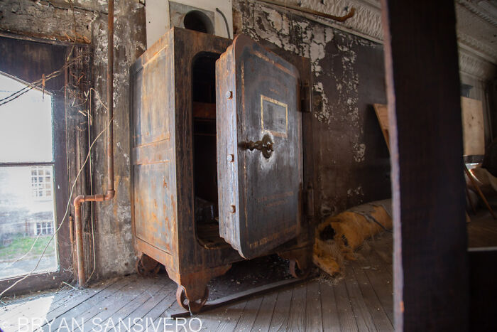 This Forgotten Pharmacy Is A Time Capsule From The Past (15 Pics)