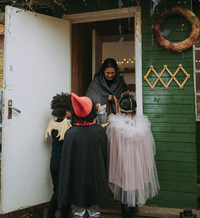 Couple Cancels Trick-Or-Treating For Everyone After One Entitled Mom Demanded Special Treatment