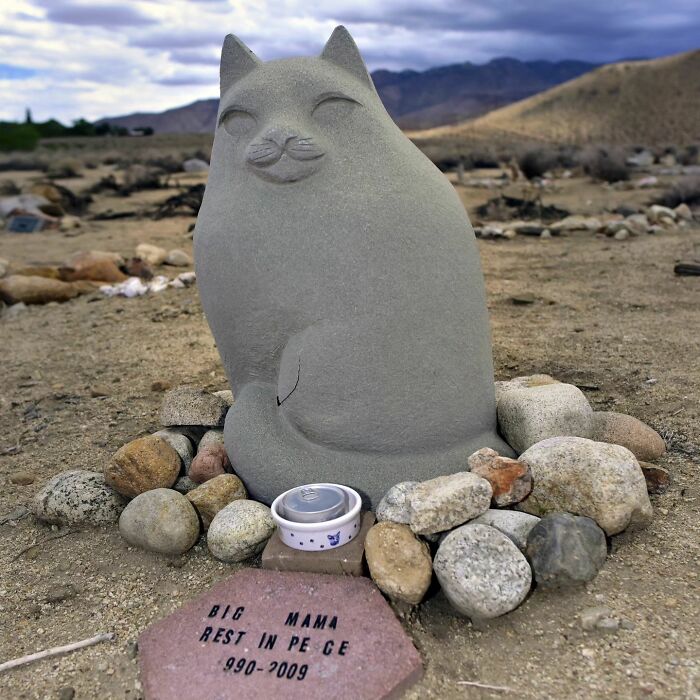 This Instagram Account Shows Us What Pet Cemeteries Tell Us About Human Emotions (23 Pics)