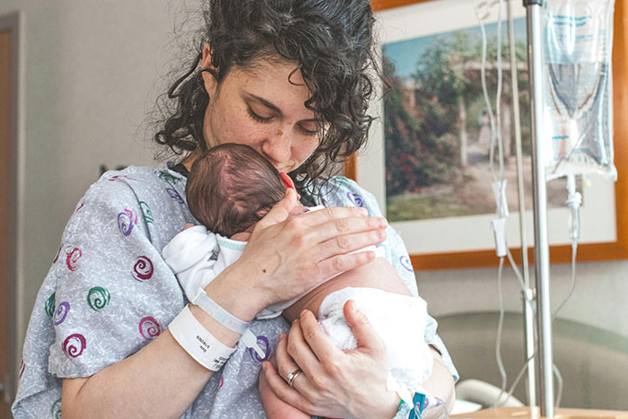 Doctor Delivers A Girl, 29 Years Later He Helps Her Give Birth To Her Own Baby And Goes Viral