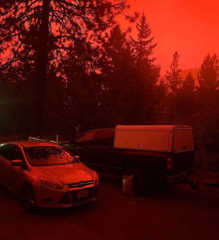 Aquí está la vista desde la puerta de mi casa, me gustaría señalar que ni siquiera son las 4 de la tarde y esto es lo oscuro que está debido a los incendios cerca de mi ciudad.