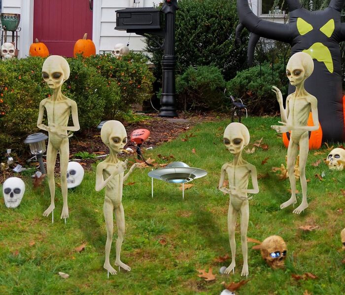 Welcome Extraterrestrial Visitors (Or Deter Trick-Or-Treaters!) With The 20inch Alien Yard Signs , A Fun And Quirky Decoration That Adds A Playful Touch To Your Halloween Decor - And Warns The Neighbors That Aliens Are Indeed Among Us!