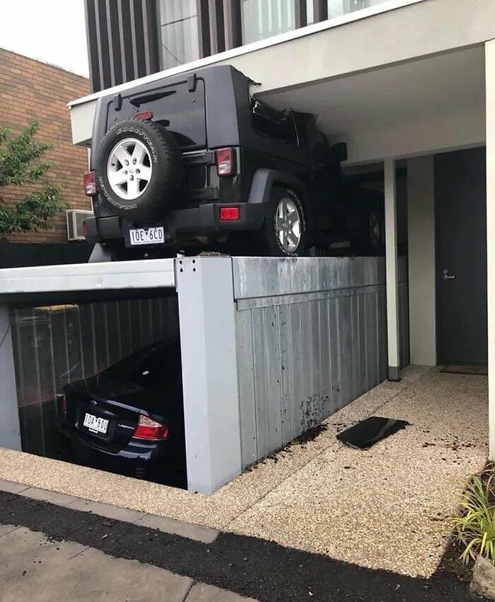 El coche de abajo está inundado. El coche de arriba está destrozado