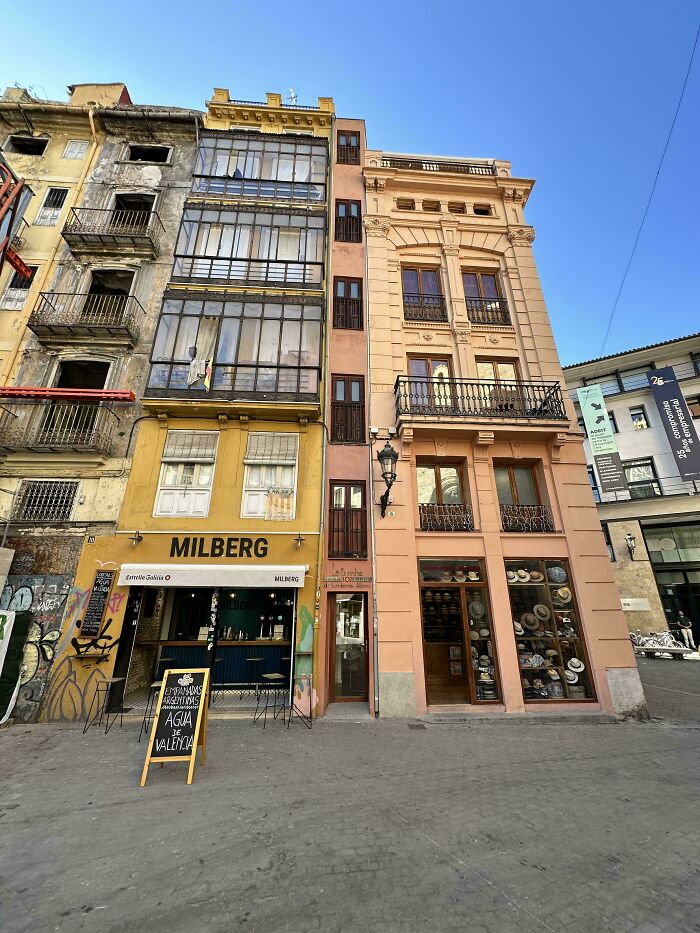 The World’s Thinnest House… In Valencia, Spain