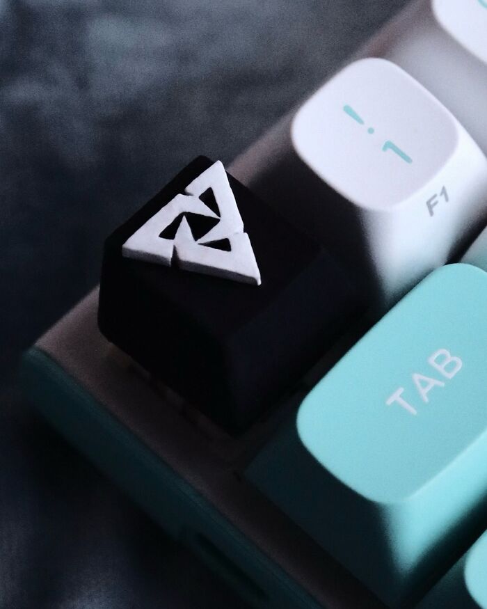 Art In Touch: Elena's Detailed Keycaps (20 Pics)