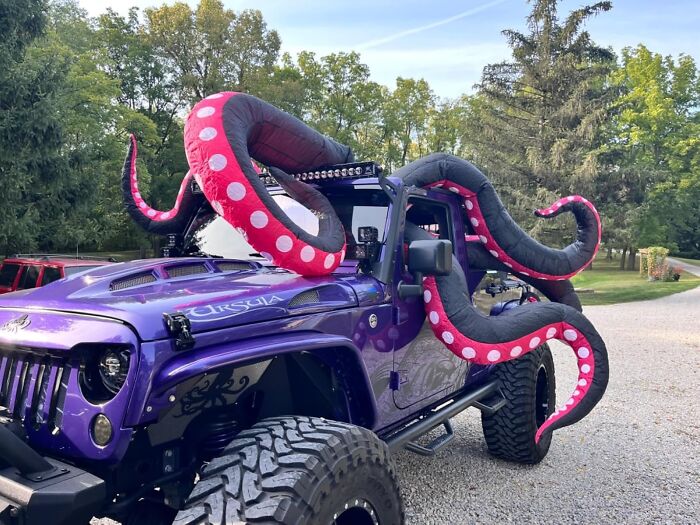 It Looks Like Your Car Has Been Octo-Hijacked By These Inflatable Tentacles 