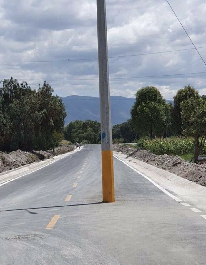 Este poste en medio de la carretera