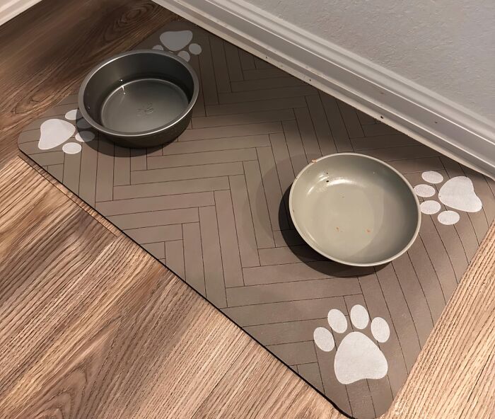 Food Bowls Looking Like A Disaster Zone After Every Meal? This Absorbent Pet Feeding Mat Will Have Your Floors Looking Spotless