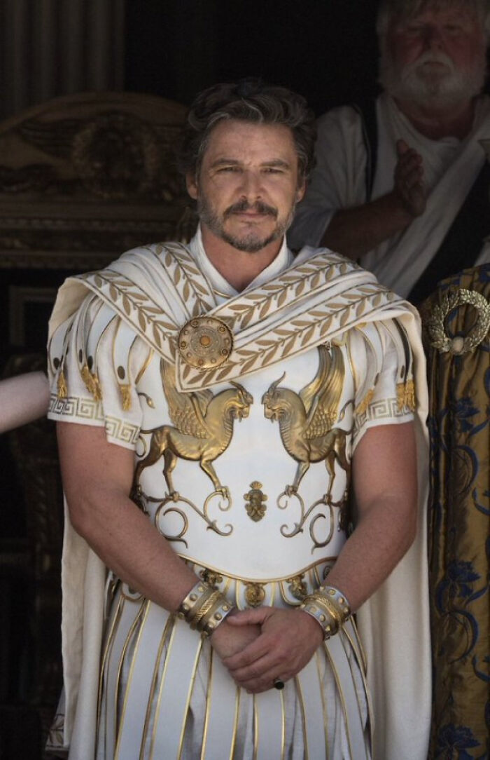 In Gladiator 2 (2024), Pedro Pascal Wears A Black And Blue Outfit