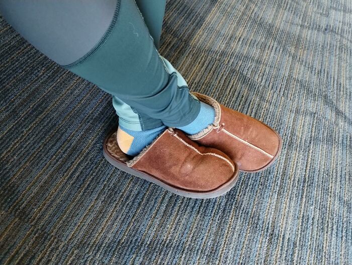 Fiancee Forgot She Was Wearing Slippers To The Airport Before A Week Long Vacation