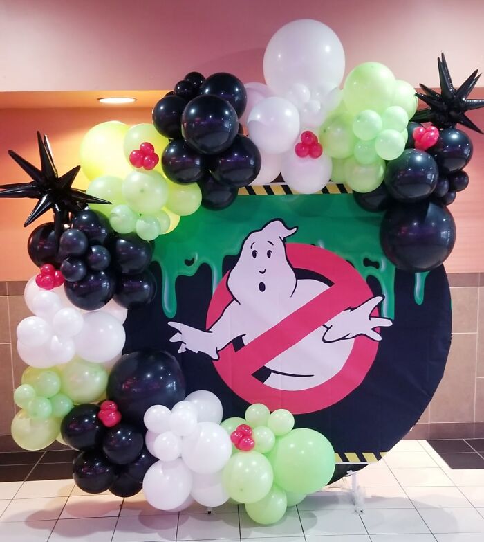  Create A Wednesday Adams Approved Balloon Arch This Halloween With These Black Party Balloons 