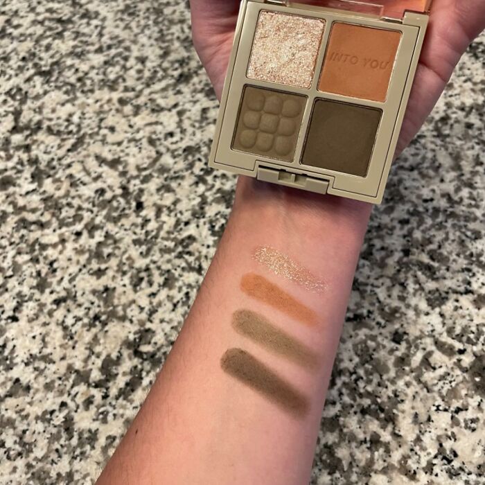 Neutral Never Looked So Alluring With The "Into You" Nude Eye Shadow Palette With 4 Colors, Which Masterfully Blends Four Earthy Shades To Create A Soft, Sophisticated Look