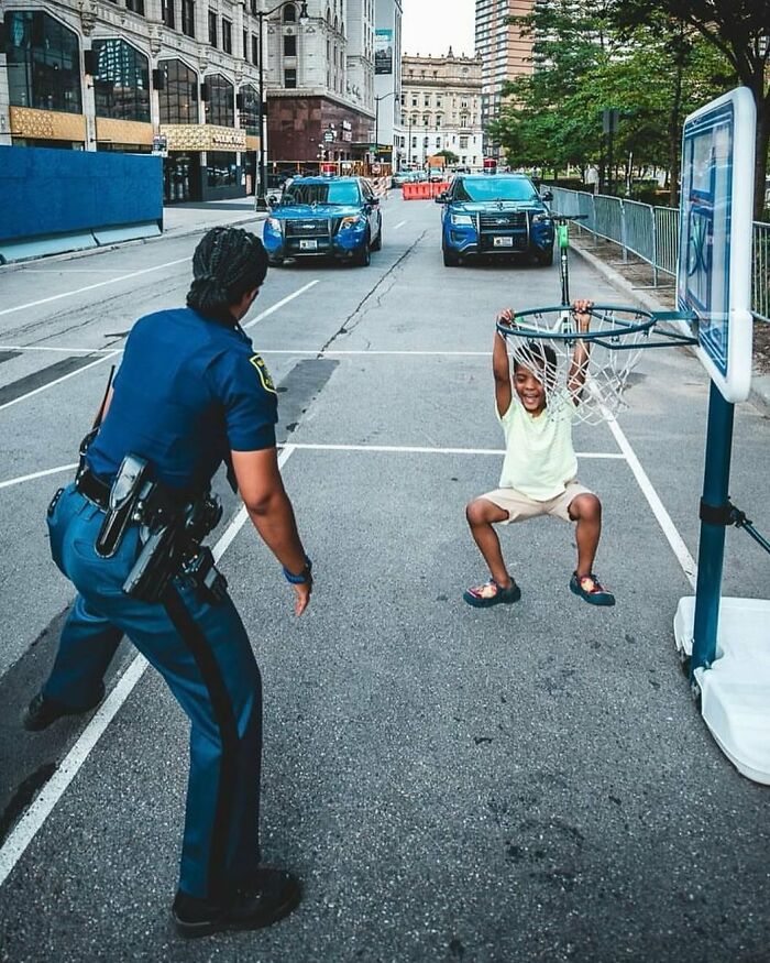 This Instagram Account Shares Highly Amusing Street Photos; Here Are Their 34 Newest Ones