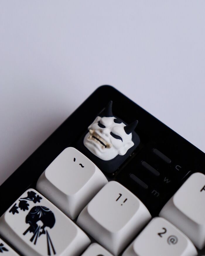 Art In Touch: Elena's Detailed Keycaps (20 Pics)