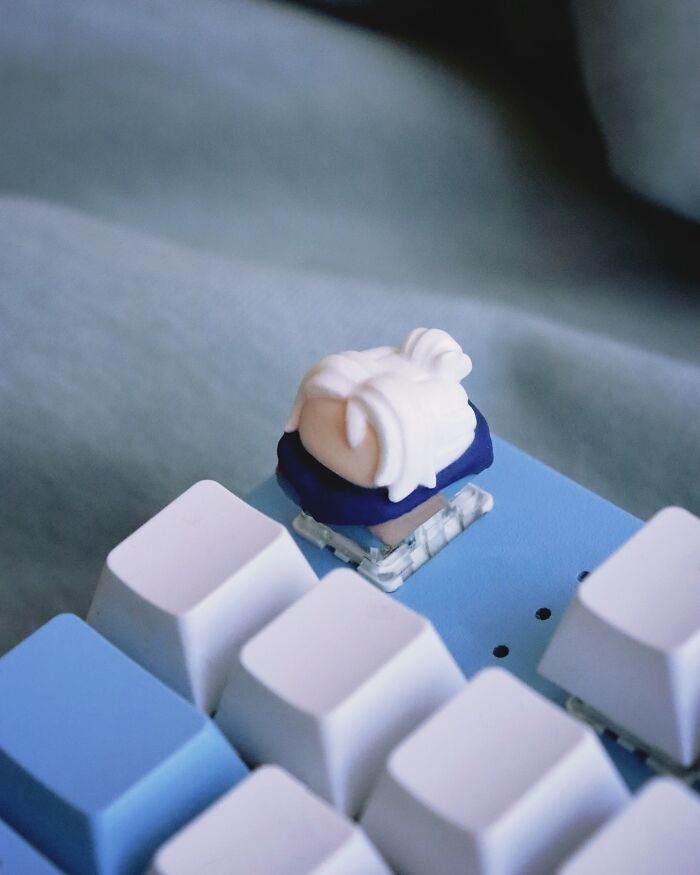 Art In Touch: Elena's Detailed Keycaps (20 Pics)