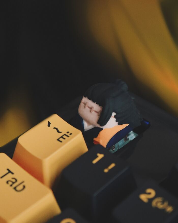 Art In Touch: Elena's Detailed Keycaps (20 Pics)